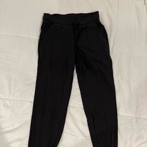 Woman’s lululemon joggers